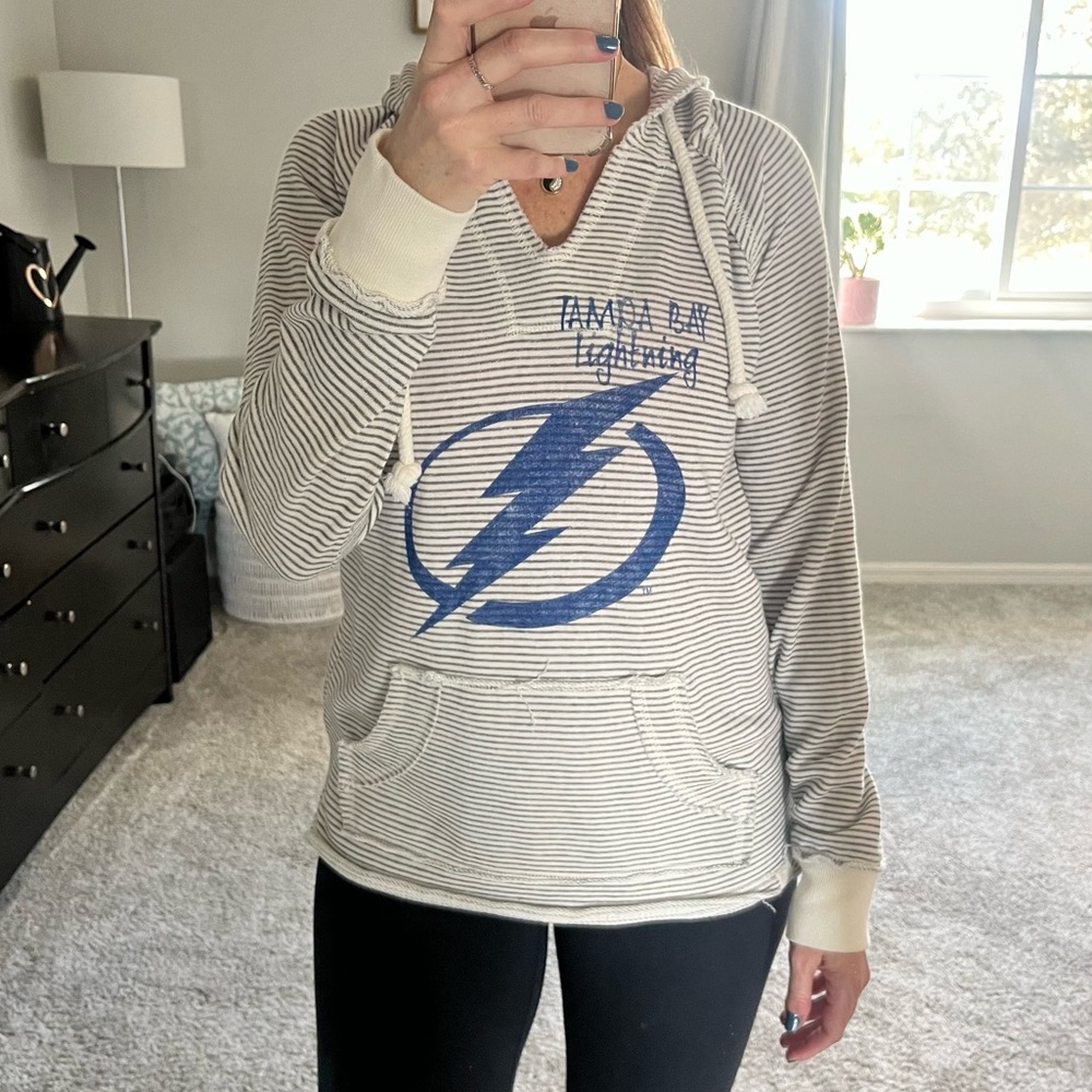 Blue 84 Distressed Tampa Bay Lightning pullover sweatshirt